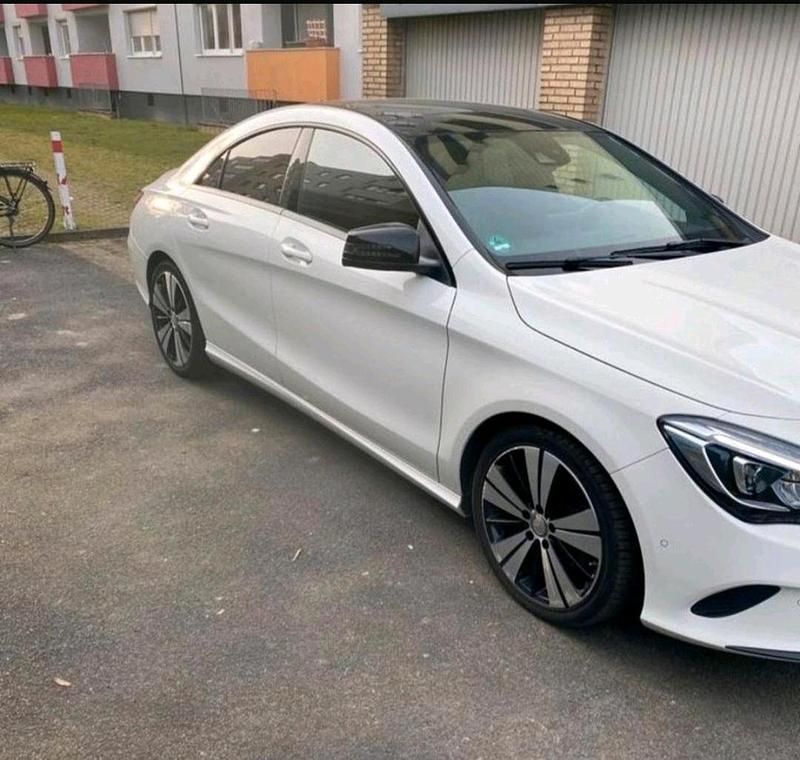 Weiß Gebraucht 2017 Mercedes CLA180 Urban Limousine | 20.000 € - Bild 1/4