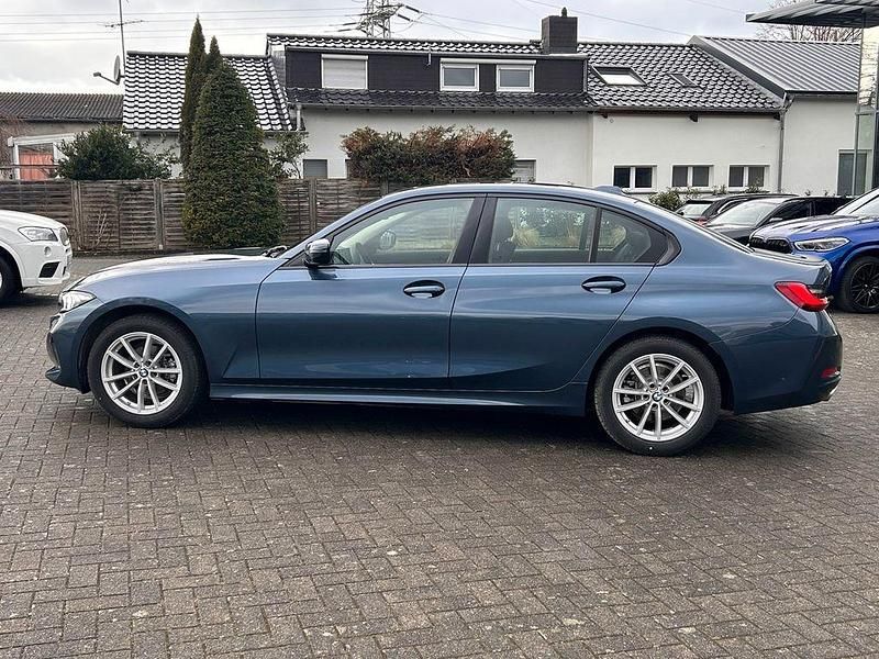 Gebraucht BMW 318 156 PS (114 kW) 2024 Arctic race blue metallic (metallic) Limousine