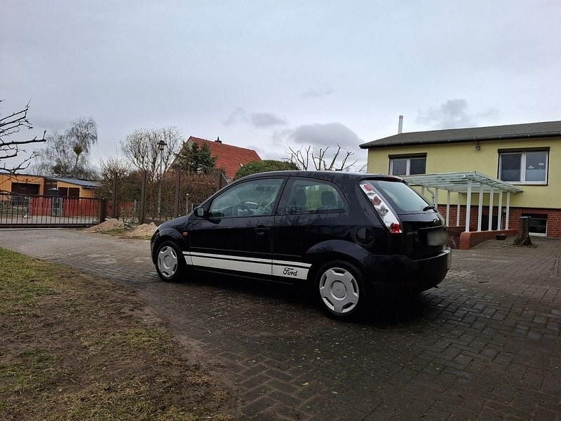 Gebraucht Ford Fiesta 60 PS (44 kW) 2004 Schwarz Kleinwagen
