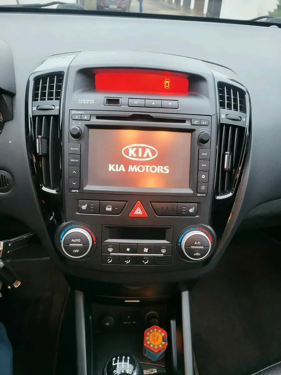 Używany Kia Ceed 125 KM (91 kW) 2011 Czarny Hatchback