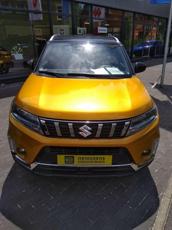 Solar yellow/black pearl met. Gebraucht 2021 Suzuki Vitara Comfort SUV | 17.990 € (Fairer Preis) - Bild 1/4