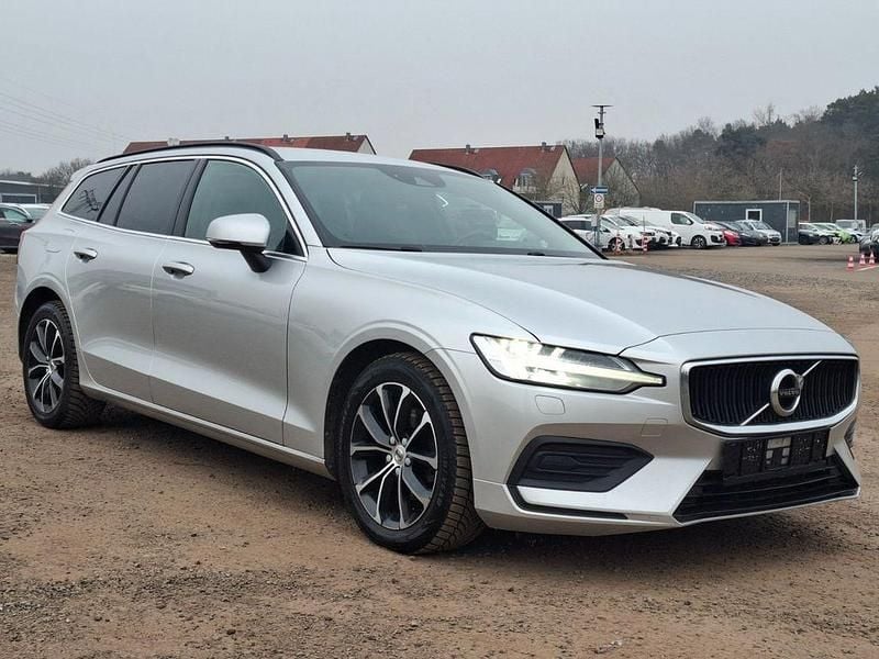 Gebraucht Volvo V60 Momentum 197 PS (144 kW) 2022 Silber Kombi
