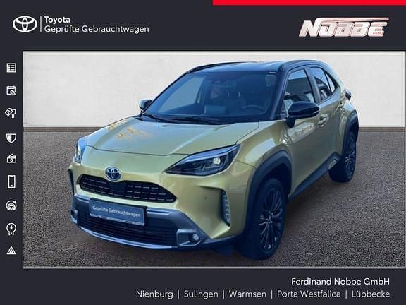 Warm gold metallic, dach schwarz Gebraucht 2023 Toyota Yaris Hybrid Advance | 27.390 € (Teuer) - Bild 1/4