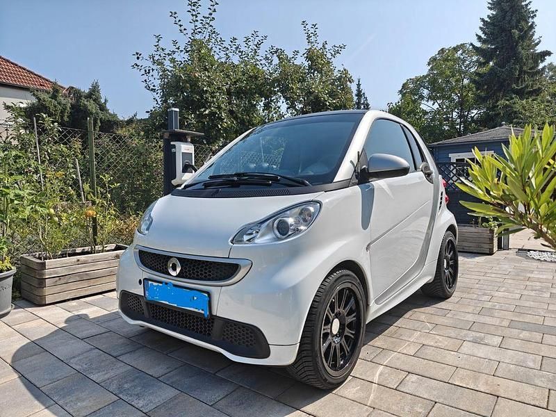 Weiß Gebraucht 2013 Smart ForTwo Electric Drive Coupé | 4.900 € - Bild 1/4