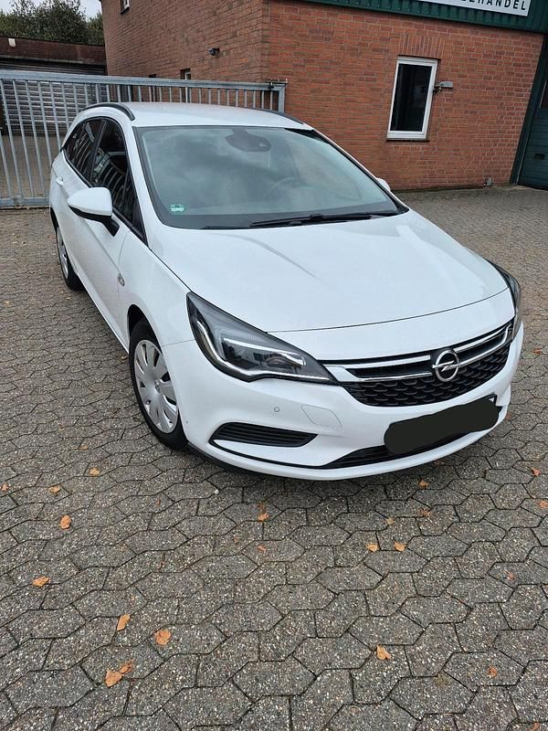Weiß Gebraucht 2018 Opel Astra Kombi | 8.000 € - Bild 1/4