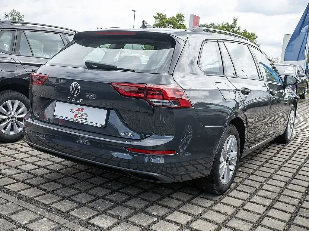 Gebraucht VW Golf VIII Life 150 PS (110 kW) 2023 Grau / uranograu Kombi