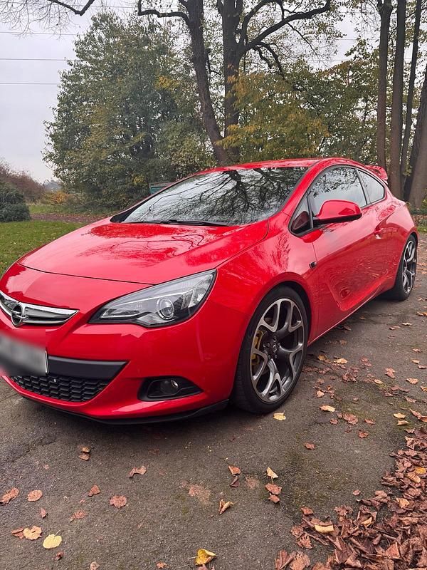 Rot Gebraucht 2012 Opel Astra GTC Coupé | 6.000 € (Etwas zu teuer) - Bild 1/4