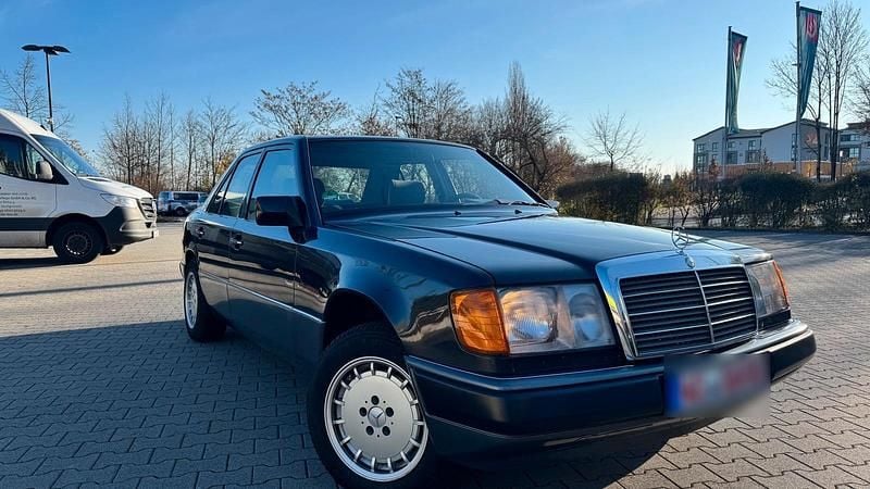 Gebraucht Mercedes E200 122 PS (89 kW) 1991 Schwarz Limousine