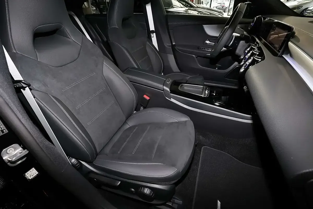 Gebraucht Mercedes CLA200 AMG 163 PS (119 kW) 2025 Metalliclack kosmosschwarz Coupé