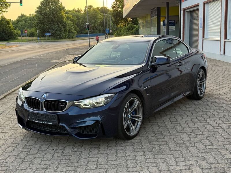 Blau Gebraucht 2018 BMW M4 Cabriolet Performance Cabrio | 52.900 € (Teuer) - Bild 1/4