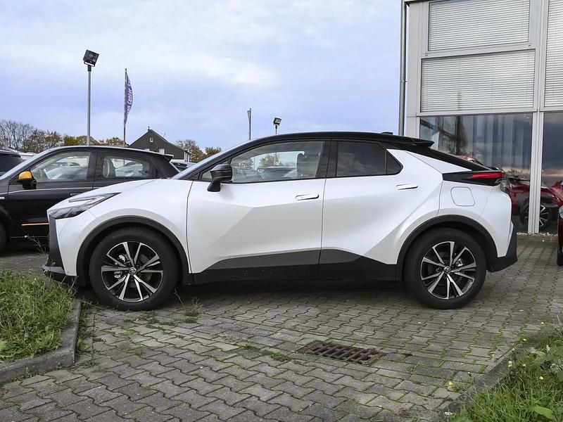 Gebraucht Toyota C-HR 207 PS (152 kW) 2024 Platinum white pearl / black SUV