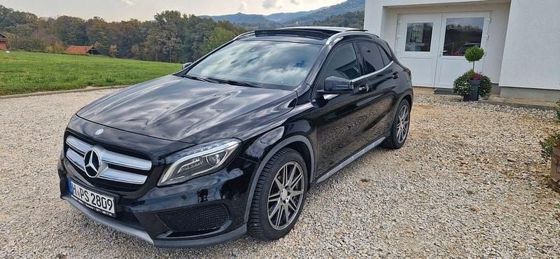 Schwarz Gebraucht 2014 Mercedes GLA220 AMG line SUV | 15.500 € (Superpreis) - Bild 1/4