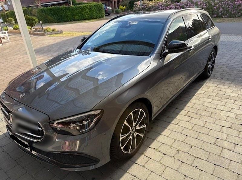 Grau Gebraucht 2022 Mercedes E220 Avantgarde Kombi | 33.600 € (Guter Preis) - Bild 1/4