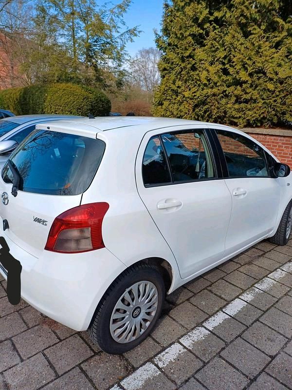 Gebraucht Toyota Yaris 82 PS (60 kW) 2009 Weiß Kleinwagen
