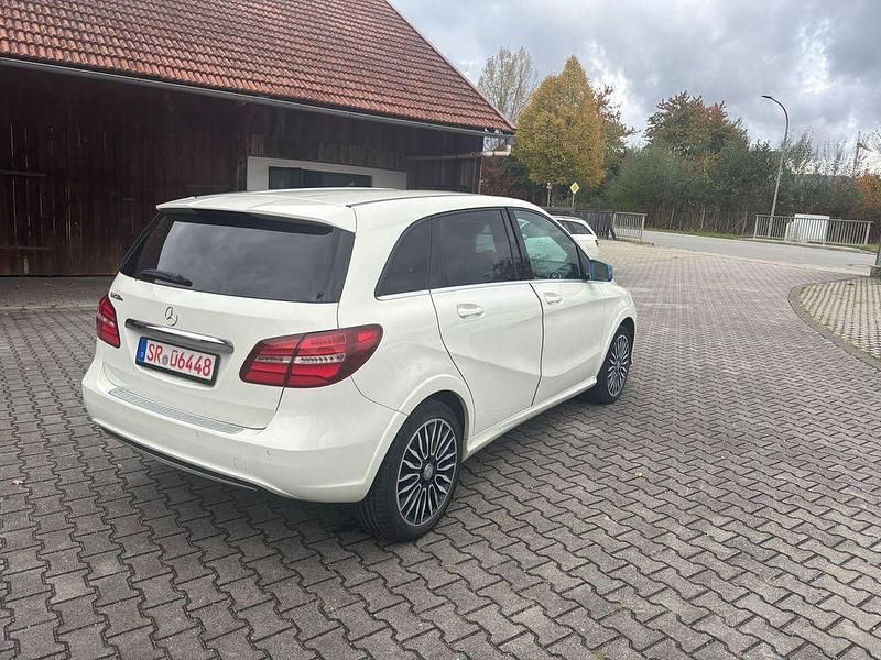 Gebraucht Mercedes B250e 131 kW (179 PS) 2016 Weiß Van / Kleinbus