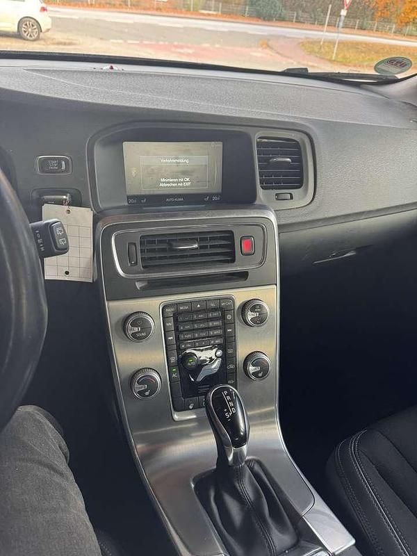 Gebraucht Volvo V60 Momentum 181 PS (133 kW) 2015 Schwarz Kombi