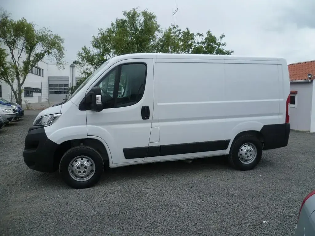 Gebraucht Opel Movano 140 PS (102 kW) 2023 Kaolin weiss Van