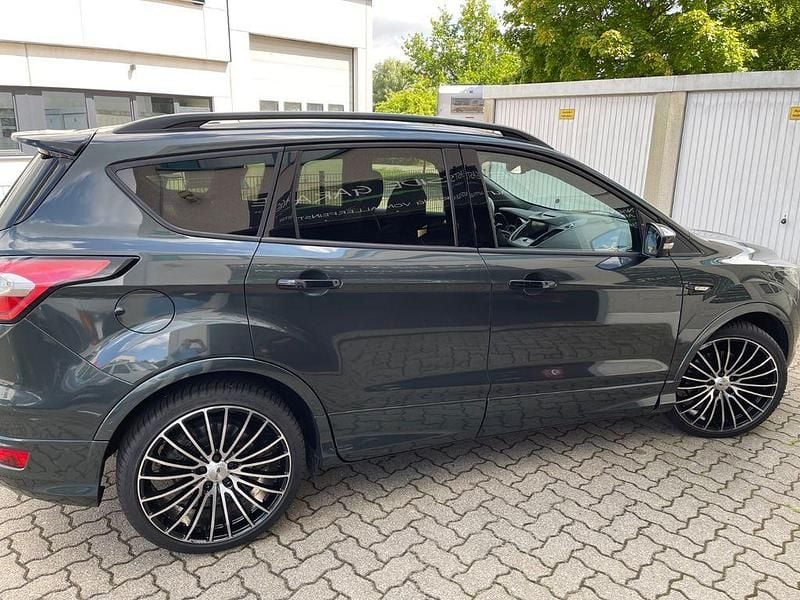 Gebraucht Ford Kuga ST-Line 242 PS (177 kW) 2018 Grün SUV