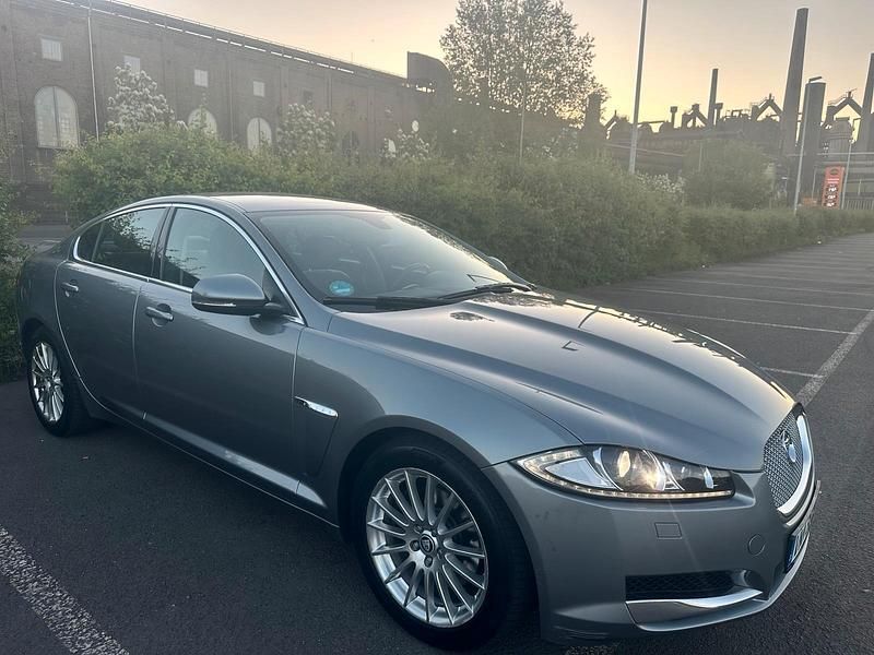 Grau Gebraucht 2011 Jaguar XF Limousine | 8.900 € (Fairer Preis) - Bild 1/4