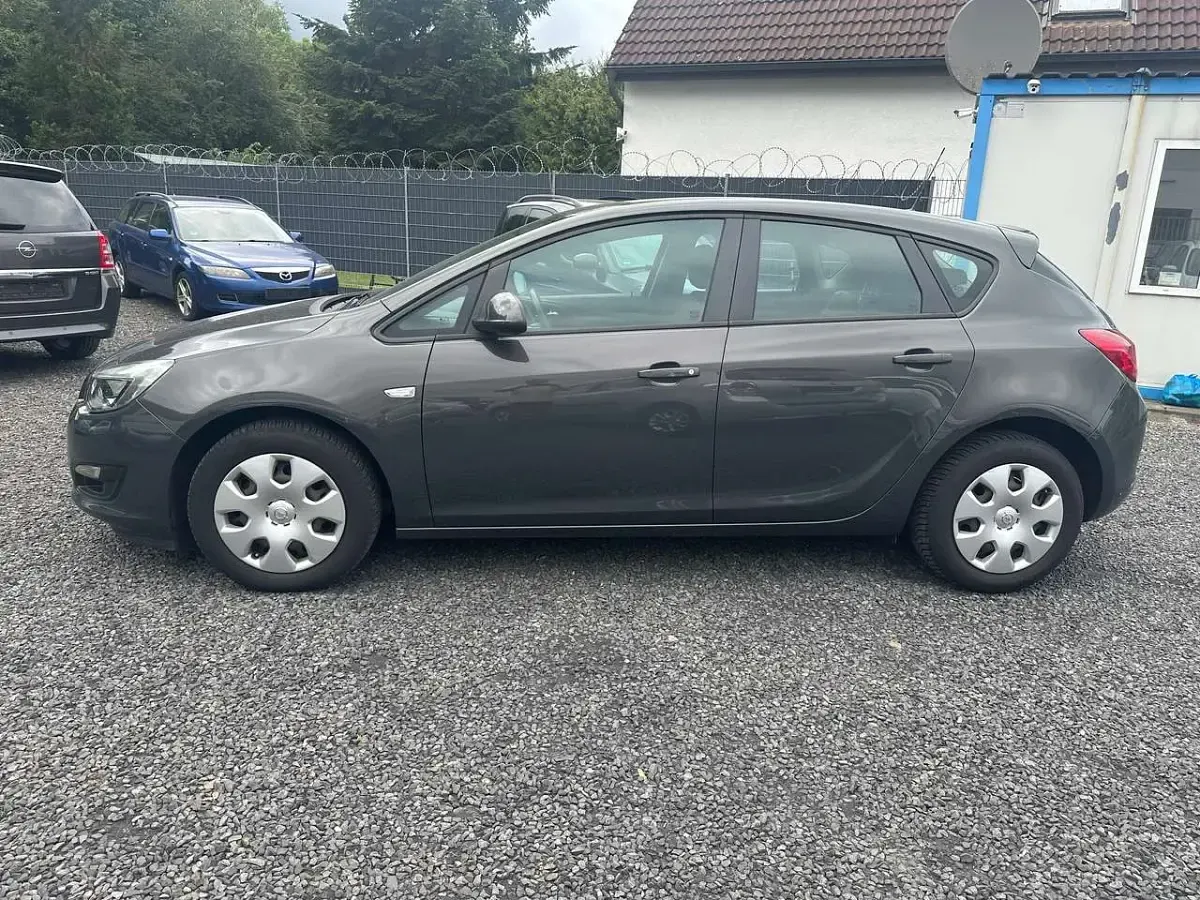 Gebraucht Opel Astra Selection 116 PS (85 kW) 2014 Plat.anthr./rogrey/0j:silbergr Kleinwagen