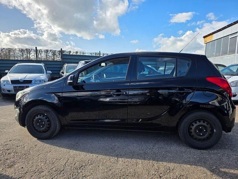 Gebraucht Hyundai i20 Edition 75 PS (55 kW) 2013 Schwarz Kleinwagen