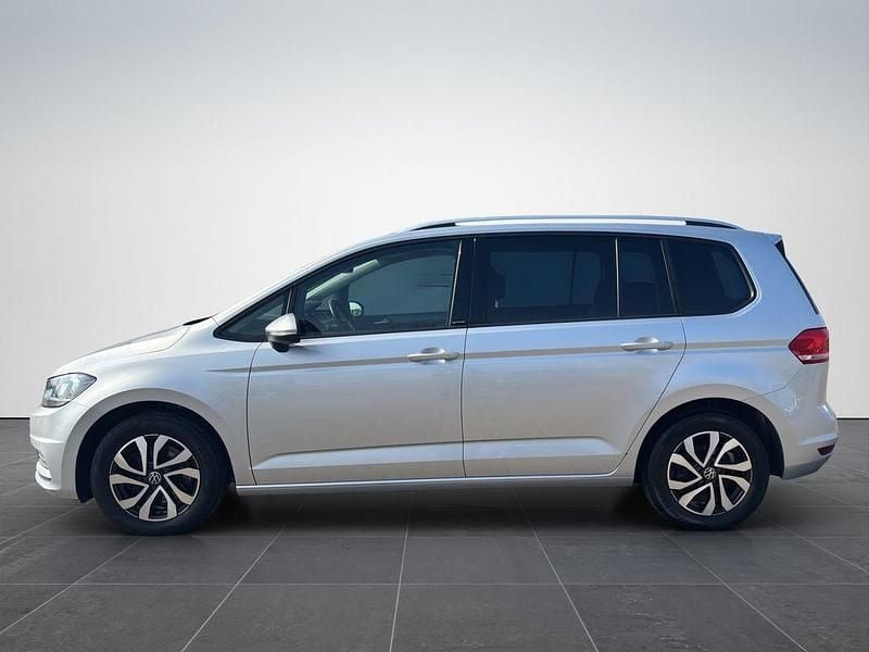 Gebraucht VW Touran Active 122 PS (89 kW) 2022 Silber Van / Kleinbus