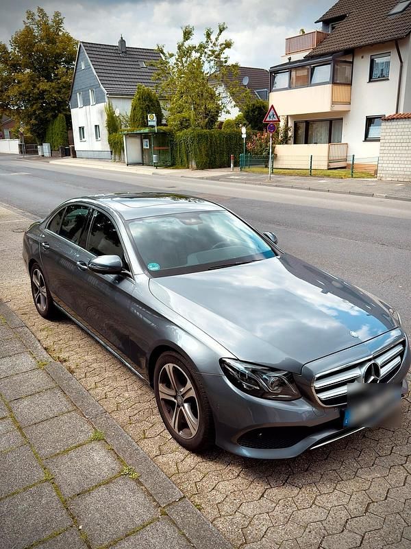 Grau Gebraucht 2016 Mercedes E220 Avantgarde Limousine | 27.500 € (Fairer Preis) - Bild 1/4
