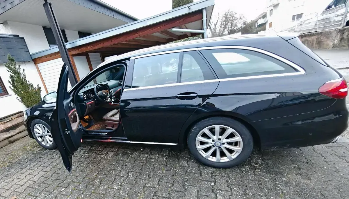 Gebraucht Mercedes E220 194 PS (142 kW) 2017 Schwarz Kombi