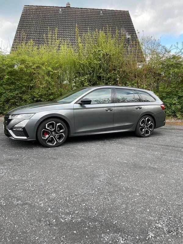 Grau Gebraucht 2022 Skoda Octavia RS Kombi | 34.900 € (Etwas zu teuer) - Bild 1/4