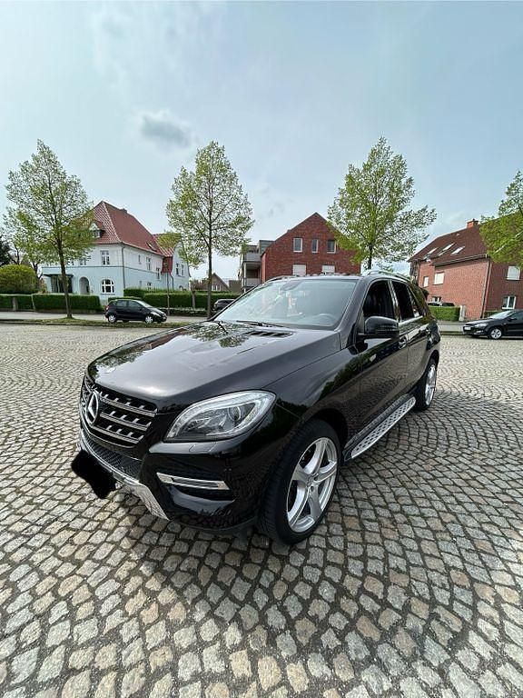 Schwarz Gebraucht 2013 Mercedes ML350 SUV | 19.700 € (Fairer Preis) - Bild 1/4
