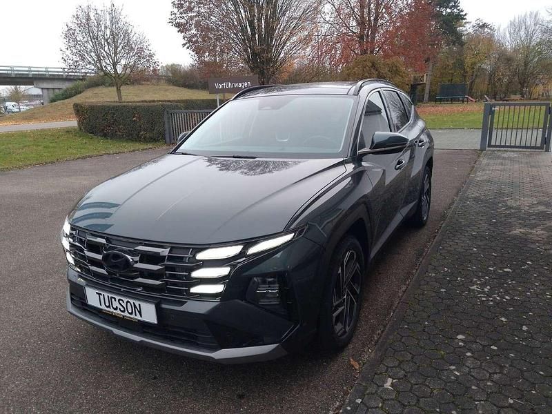 Cypress green / mic Gebraucht 2024 Hyundai Tucson Prime SUV | 38.290 € (Teuer) - Bild 1/4