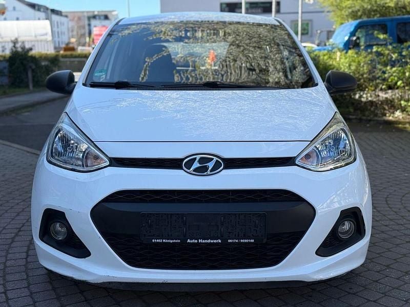 Gebraucht Hyundai i10 Basis 67 PS (49 kW) 2016 Weiß Kleinwagen