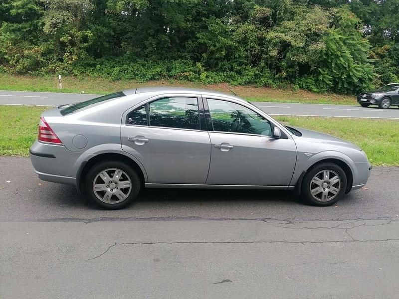 Gebraucht Ford Mondeo Ghia 131 PS (96 kW) 2005 Cosmicsilber metallic Limousine
