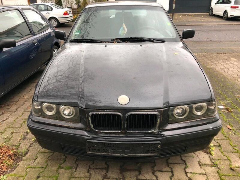 Schwarz Gebraucht 1998 BMW 316 Compact Kleinwagen | 1.950 € (Etwas zu teuer) - Bild 1/4