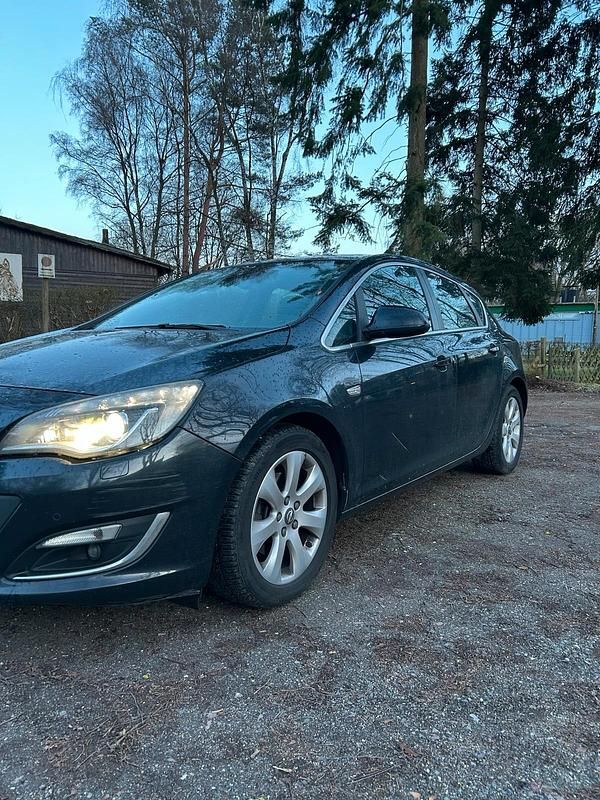 Gebraucht Opel Astra Eco 131 PS (96 kW) 2012 Schwarz Kleinwagen