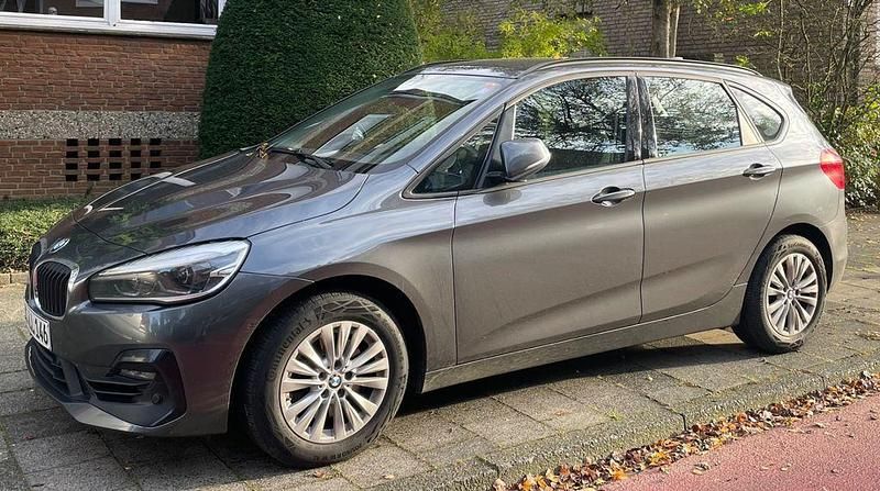 Grau Gebraucht 2019 BMW 220 Active Tourer Luxury Line Van / Kleinbus | 18.900 € (Fairer Preis) - Bild 1/4