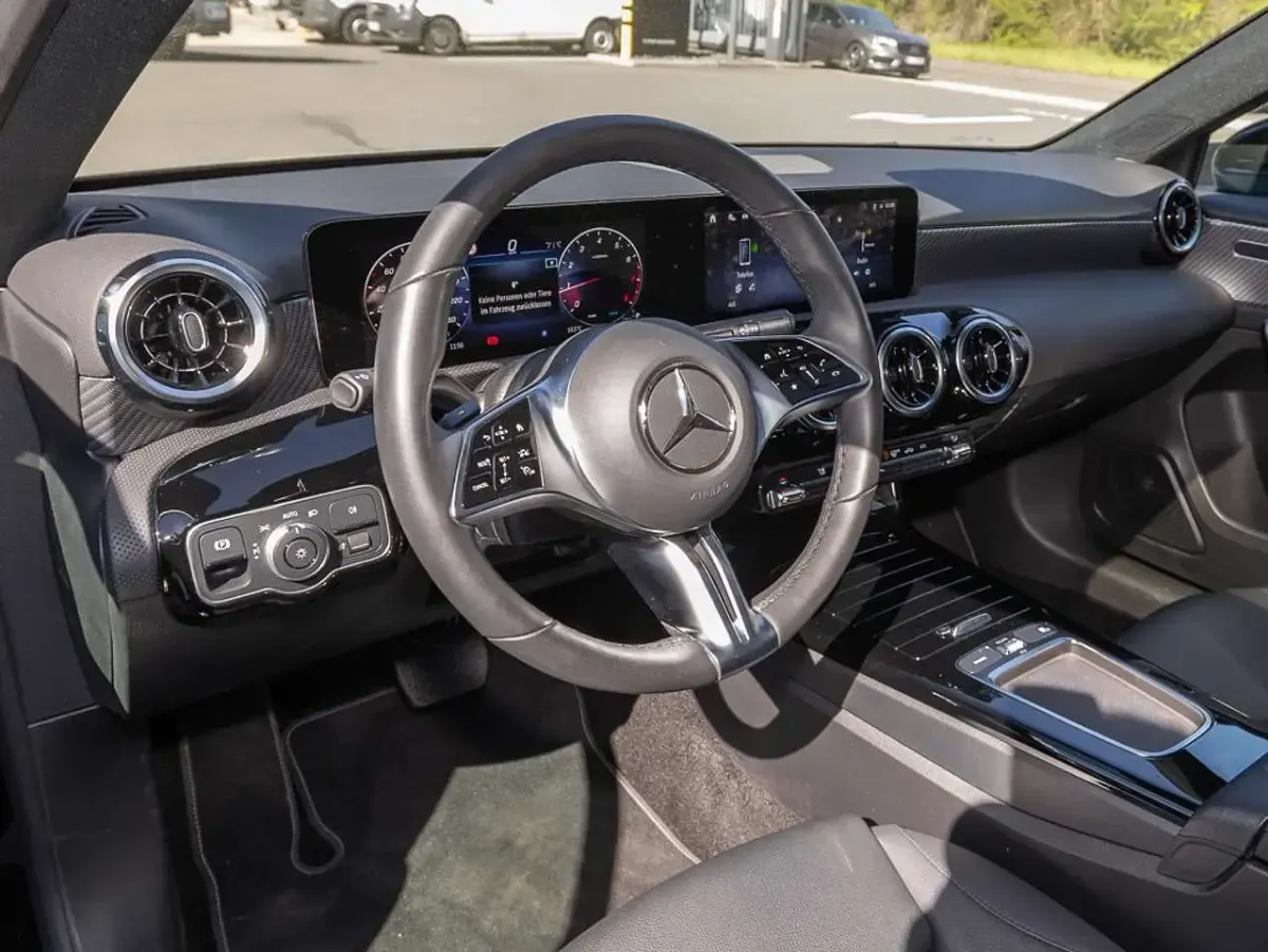 Gebraucht Mercedes A180 136 PS (100 kW) 2025 Schwarz Limousine