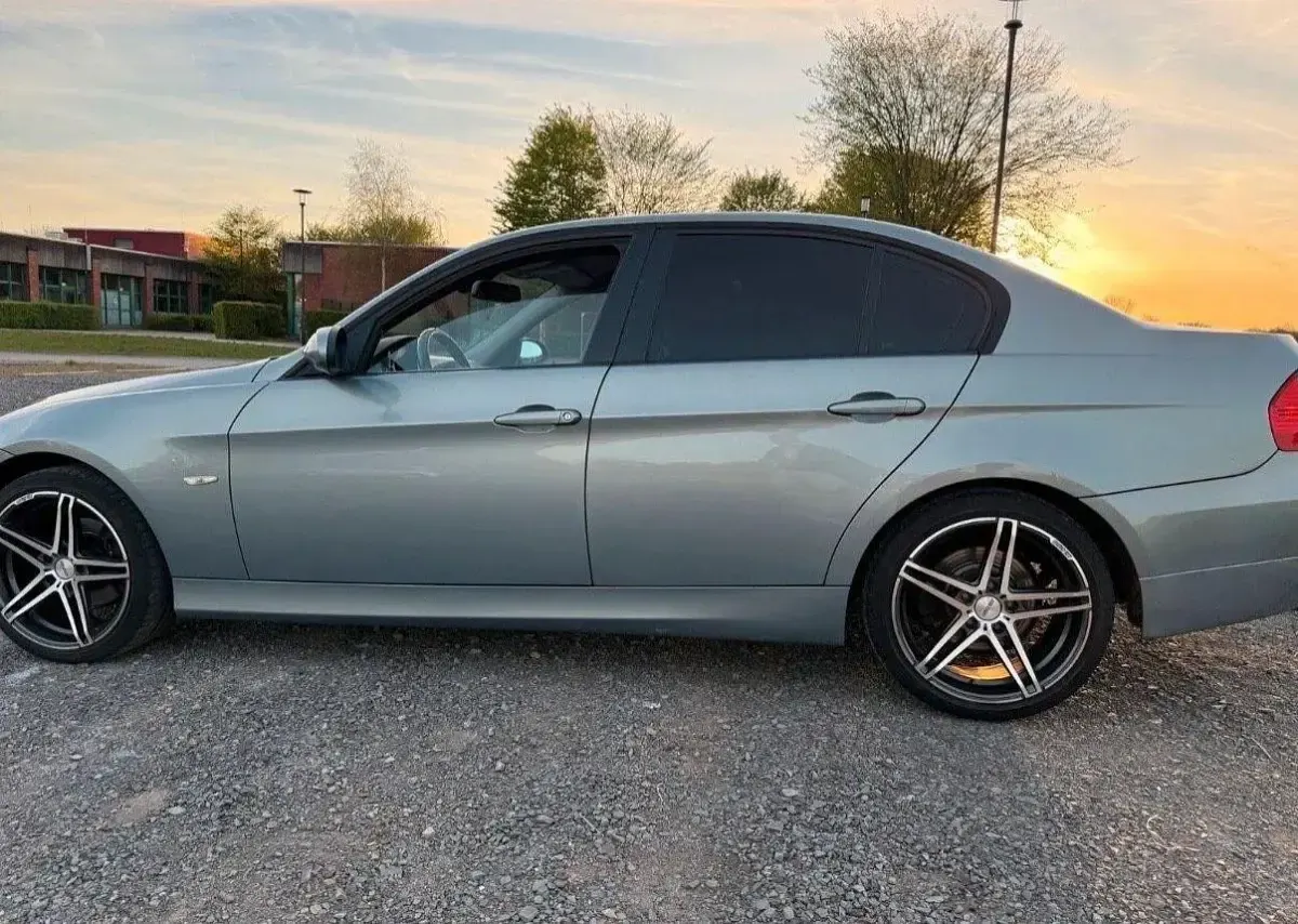 Gebraucht BMW 318 129 PS (94 kW) 2007 Grau Limousine