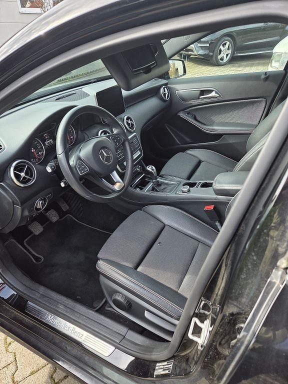 Gebraucht Mercedes A180 122 PS (89 kW) 2017 Schwarz Limousine