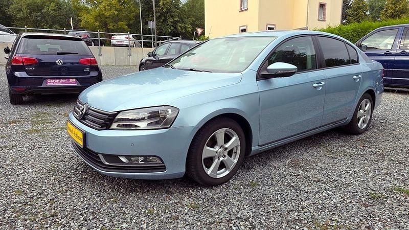 Blau Gebraucht 2013 VW Passat Comfortline Limousine | 6.900 € (Superpreis) - Bild 1/4