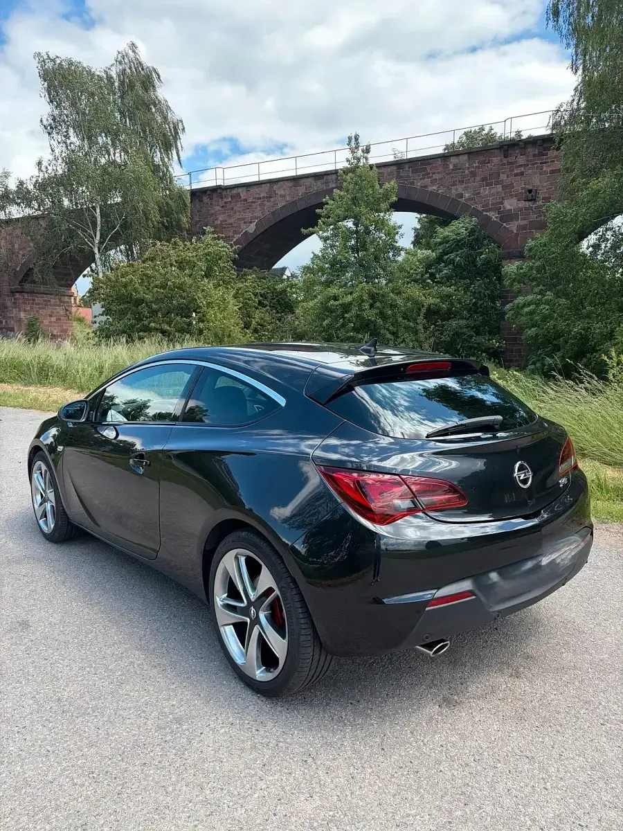 Gebraucht Opel Astra GTC Innovation 179 PS (131 kW) 2011 Schwarz Coupé