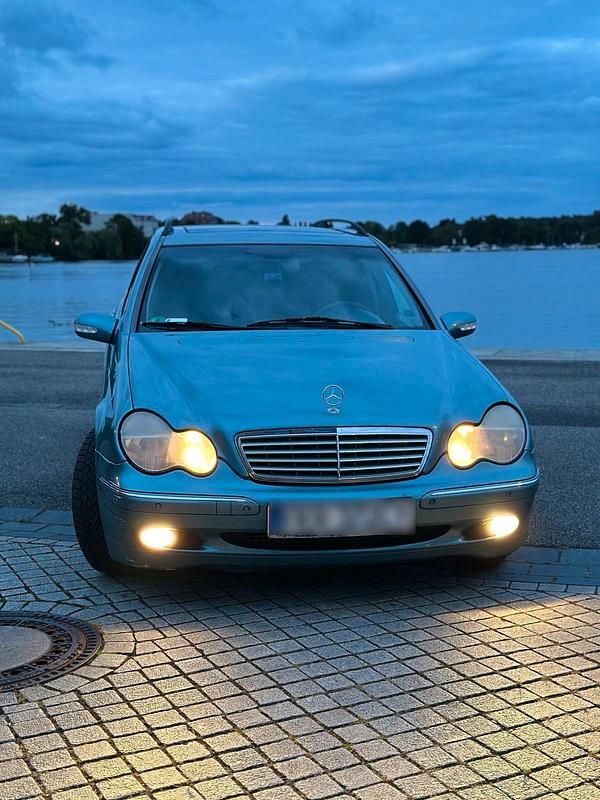 Blau Gebraucht 2001 Mercedes 220 Kombi | 1.800 € - Bild 1/4