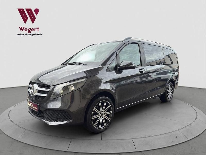 Lackfarbe graphitgrau metallic Gebraucht 2021 Mercedes V250 Edition Van / Kleinbus | 42.290 € (Guter Preis) - Bild 1/4