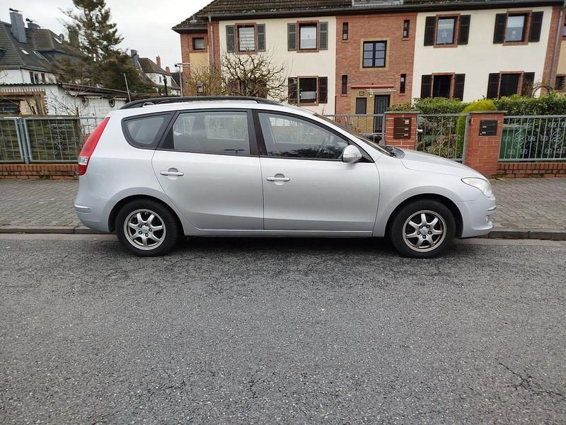 Gebraucht Hyundai i30 122 PS (89 kW) 2008 Silber Kombi