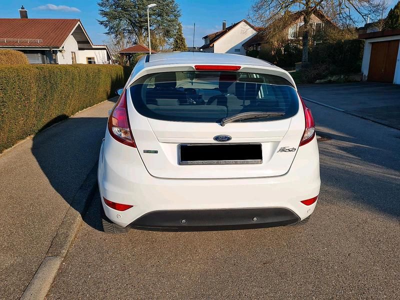 Gebraucht Ford Fiesta Celebration 100 PS (73 kW) 2017 Weiß Kleinwagen