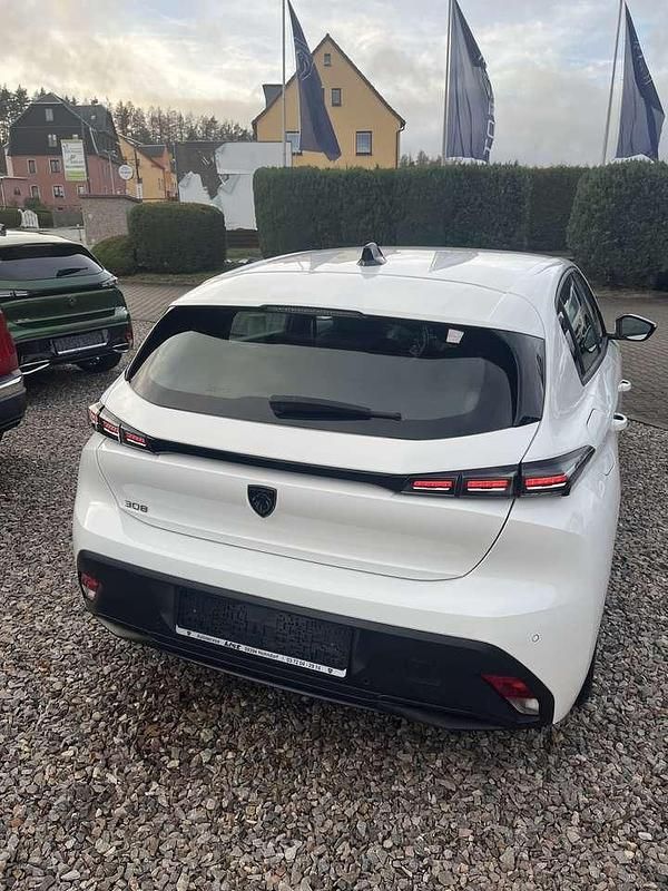 Gebraucht Peugeot 308 Active 131 PS (96 kW) 2022 Lack weiss/spiegel schwarz Limousine