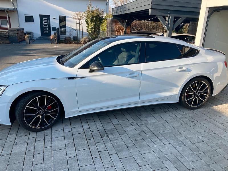 Weiß Gebraucht 2022 Audi A5 Advanced Kleinwagen | 38.444 € (Teuer) - Bild 1/4
