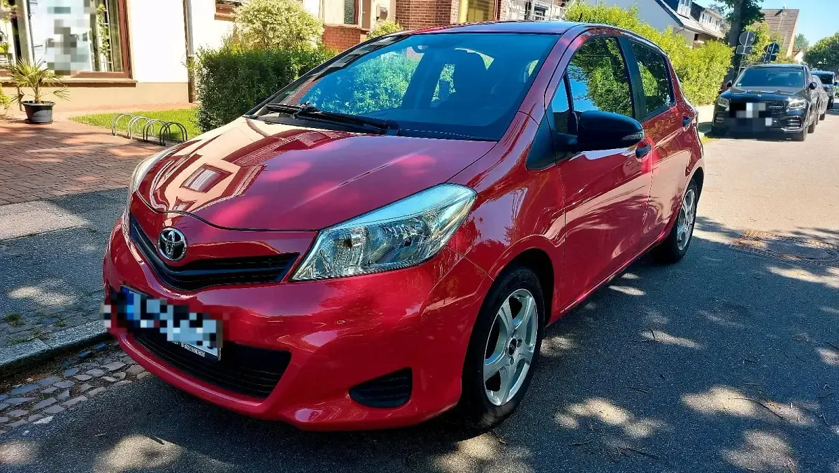 Gebraucht Toyota Yaris 69 PS (50 kW) 2013 Rot Kleinwagen