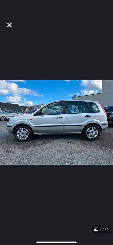 Grau Gebraucht 2006 Ford Fusion Kombi | 3.000 € - Bild 1/3