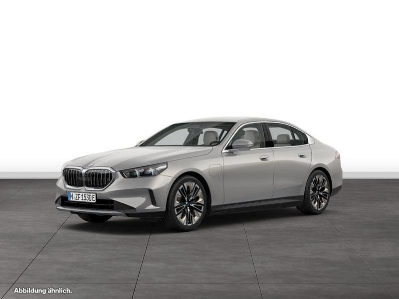 Grau Gebraucht 2024 BMW 550e Limousine | 74.850 € (Guter Preis) - Bild 1/4